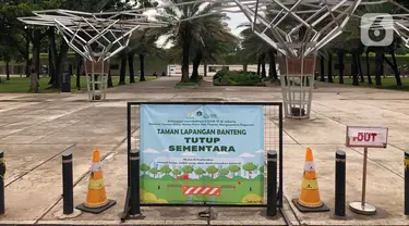 Pengumuman penutupan sementara Taman Lapangan Banteng terlihat di Jakarta, Minggu (20/9/2020). Seluruh taman kota dan hutan kota ditutup kembali untuk sementara terkait pemberlakuan PSBB total di Jakarta guna menekan penyebaran virus covid-19. (Liputan6.com/Immanuel Antonius)