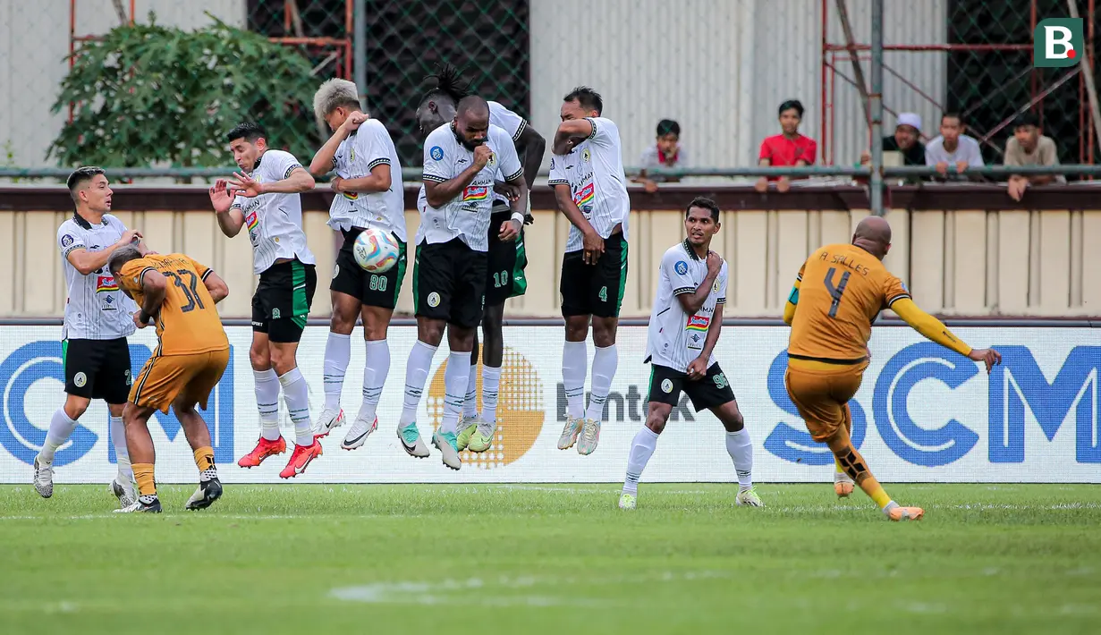 <p>Kapten tim Bhayangkara FC, Anderson Salles (kanan) melepaskan tendangan bebas yang berusaha diblok para pemain PSS Sleman pada laga pekan ke-25 BRI Liga 1 2023/2024 di Stadion PTIK, Jakarta Selatan, Kamis (22/2/2024). (Bola.com/Bagaskara Lazuardi)</p>