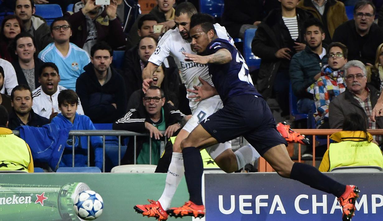 Pemain Real Madrid, Karim Benzema (kiri) mencoba melewati pemain Malmo, Felipe Carvalho pada lanjutan Liga Champions Grup A di Stadion Satiago Bernabeu, Rabu (9/12/2015) dini hari WIB. (AFP Photo/ Pierre-Philippe Marcou)