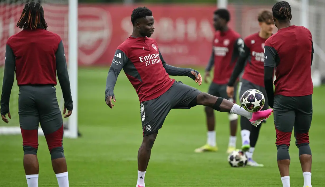 Duel penentu satu tiket final Liga Champions 2025/2026 ini digelar di Emirates Stadium, London, Inggris, pada Rabu (6/5/2026) dini hari WIB. Tampak dalam foto, gelandang Arsenal asal Inggris, Bukayo Saka (tengah), saat mengikuti sesi latihan tim di London Colney, utara London, pada Senin 4 Mei 2026. (Glyn KIRK/AFP)