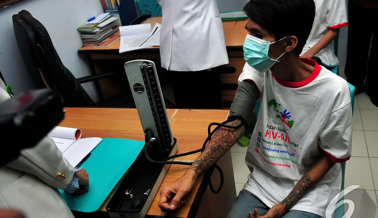 Para warga binaan Lapas Narkotika Kelas IIA Jakarta sedang diperiksa kesehatannya saat memperingati Hari AIDS/HIV sedunia, Jakarta, Senin (1/12/2014). (Liputan6.com/Johan Tallo)