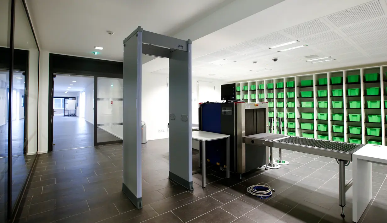 Mesin X-Ray untuk memeriksa pengunjung beserta barang bawaannya terlihat di pengadilan yang baru dibangun di Munich, Senin (5/9). Pembangunan pengadilan ini menghabiskan dana hingga 17 juta Euro, atau senilai Rp 248 miliar. (REUTERS/Michaela Rehle)