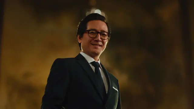 Ke Huy Quan dalam film Everything Everywhere All At Once. (Foto: Dok. A24/ IMDb)