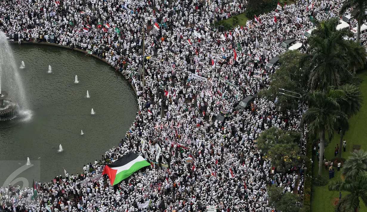 Ribuan ormas Islam memadati kawasan Bundaran Patung Kuda, Jakarta, Jumat (4/11). Massa berkumpul untuk melakukan aksi di depan Istana Negara menuntut penegakan hukum kasus dugaan penistaan agama. (Liputan6.com/Fery Pradolo)