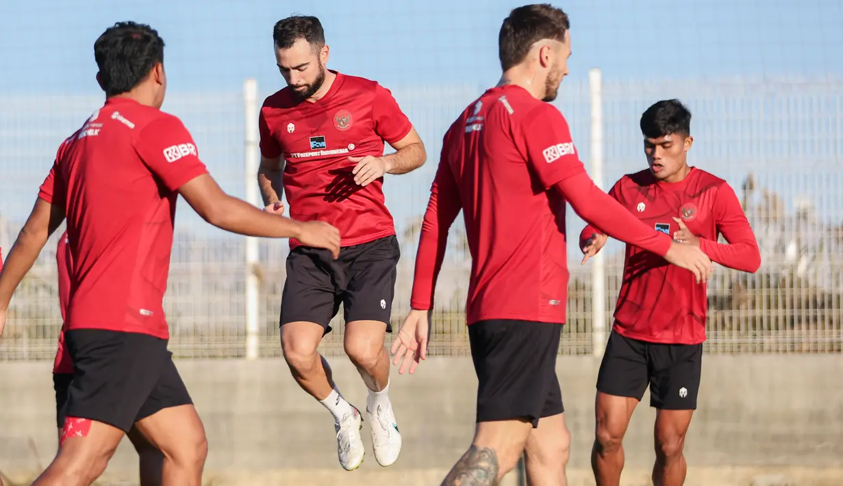 <p>Bek Timnas Indonesia, Jordi Amat (dua kiri), melakukan pemanasan sebelum mengikuti sesi latihan sore hari dalam program pemusatan latihan di Turki, Kamis (28/12/2023). (Dok. PSSI)</p>
