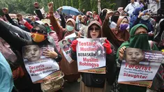 Sejumlah massa Sahabat Muslim Rohingya menggelar unjuk rasa di depan Kedubes Myanmar, Jakarta Pusat, Senin (4/9). Dalam aksi, mereka mengutuk aksi pembantaian kepada ratusan umat muslim Rohingya di Myanmar. (Liputan6.com/Immanuel Antonius)