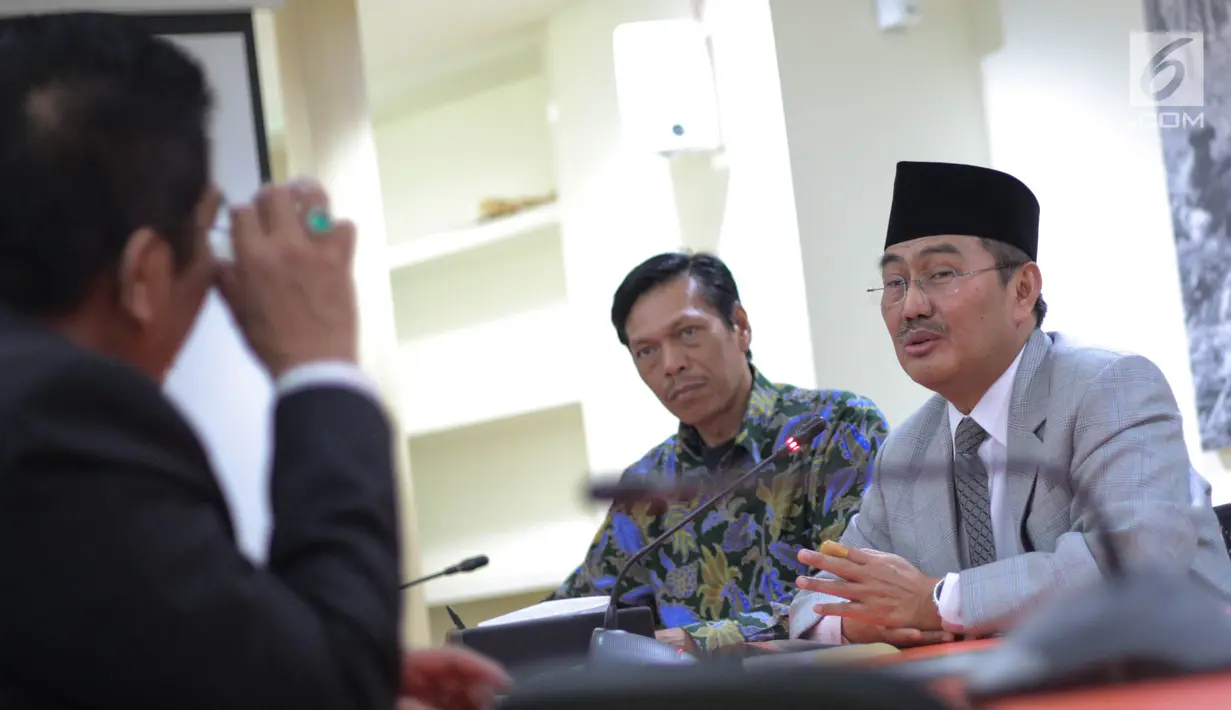 Jimly Asshidiqque memberikan keterangan saat bertemu Pansus Hak Angket KPK di Gedung ICMI, Jakarta, Kamis (7/9). Jimly menyampaikan pendapatnya bahwa KPK sebagai lembaga tidak boleh terlibat dalam kegiatan politik. (Liputan6.com/Faizal Fanani)