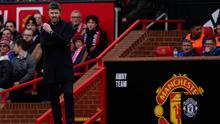 Pelatih Manchester United, Michael Carrick, menyaksikan dari pinggir lapangan selama pertandingan Liga Inggris antara Manchester United dan Crystal Palace di Manchester, Inggris, Minggu, 1 Maret 2026. (AP Photo/Dave Thompson)
