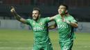 Gelandang Bhayangkara FC, Dendy Sulistyawan, melakukan selebrasi bersama Paulo Sergio usai mencetak gol ke gawang Arema FC pada laga Liga 1 di Stadion Patriot, Bekasi, Jumat  (4/8/2017). Skor sementara babak 1 imbang 1-1. (Bola.com/M Iqbal Ichsan)