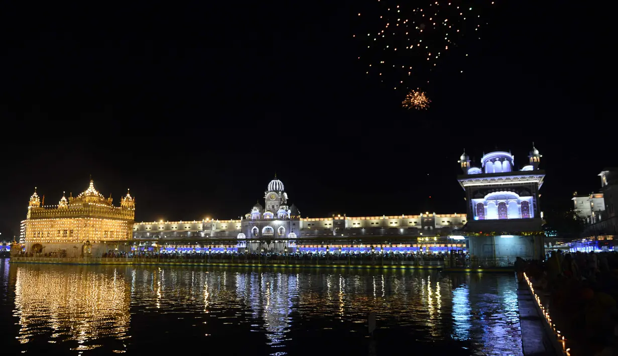 Pemandangan Kuil Emas di Amritsar saat acara peringatan ulang tahun ke 397 Guru Sikh Kesembilan, India (5/4). Mereka memperingati ulang tahun Guru Kesembilan atau Guru Tegh Bahadur. (AFP/Narinder Nanu)