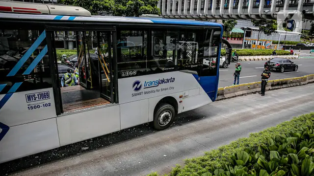FOTO: Bus Transjakarta Tabrak Separator Busway di Bundaran Senayan