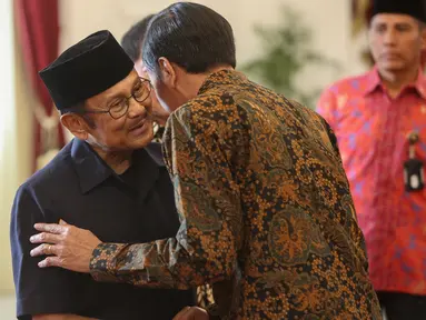 Mantan  Presiden Ke-3 RI Baharuddin Jusuf Habibie bersalaman dengan Presiden Joko Widodo untuk menghadiri jamuan makan siang di Istana Merdeka, Jakarta, Selasa (13/10/2015). (Liputan6.com/Faizal Fanani)