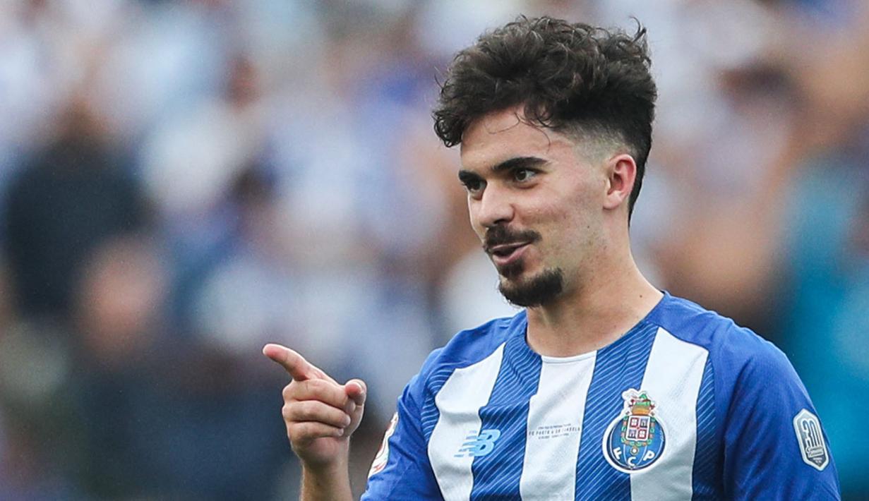 <p>FC Porto melepas Vitinha ke Paris Saint-Germain dengan harga yang tinggi. Pemain yang berposisi sebagai gelandang ini dihargai sebesar 41,5 juta euro. Nantinya, Vitinha harus bekerja keras untuk bisa menembus tempat utama di skuat PSG yang telah diisi Marco Veratti, Gini Wijnaldum, Ander Herrera dan Idrissa Gueye. (AFP/Carlos Costa)</p>