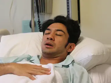 Aktor Reza Rahadian terbaring di Rumah Sakit Medistra, Jakarta, Kamis (31/03/2016). Reza jatuh sakit saat menjalani syuting film Rudy Habibie pada Senin (28/3). (Liputan6.com/Herman Zakharia)