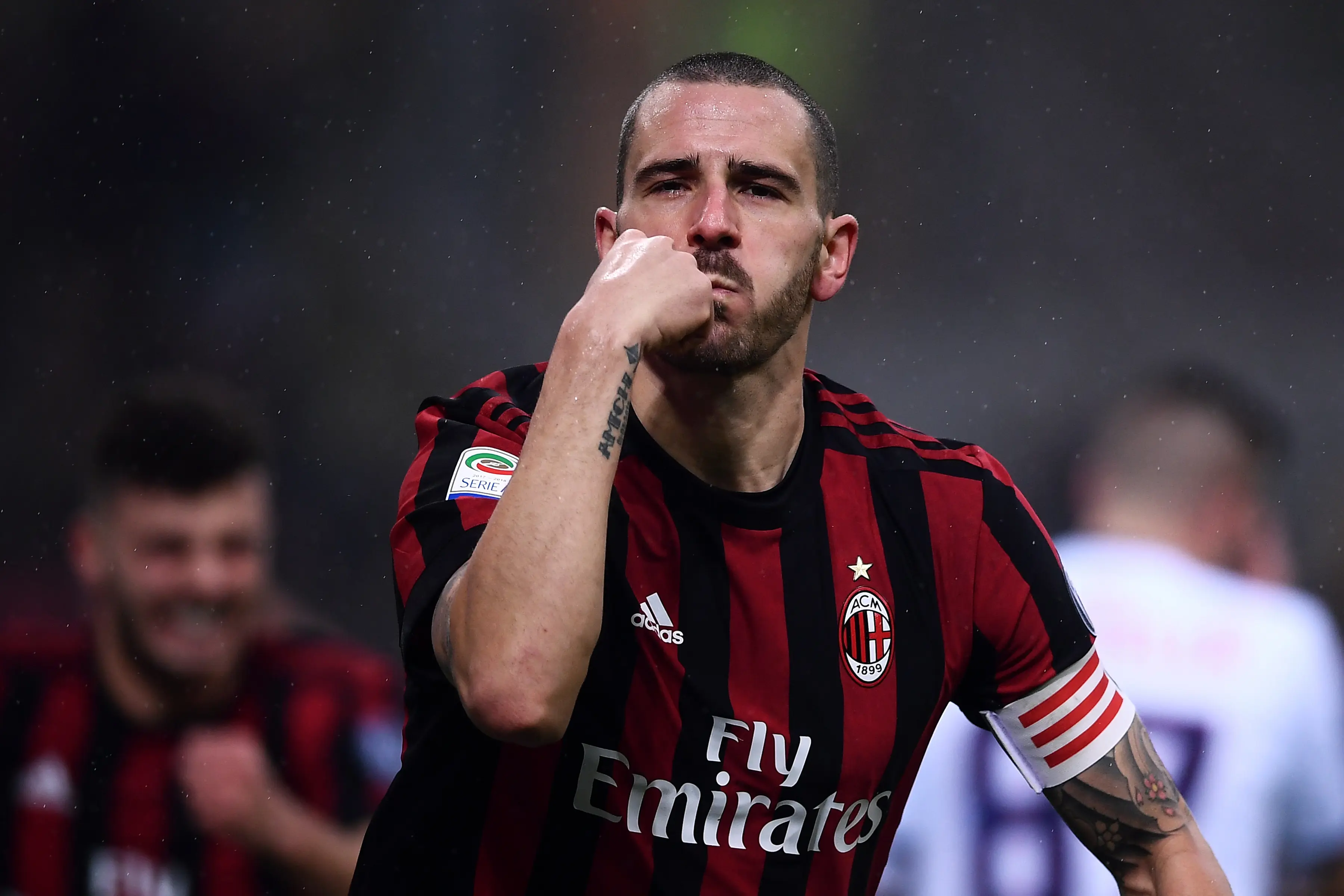 Selebrasi Leonardo Bonucci usai mencetak gol untuk AC Milan ke gawang Crotone. (MARCO BERTORELLO / AFP)