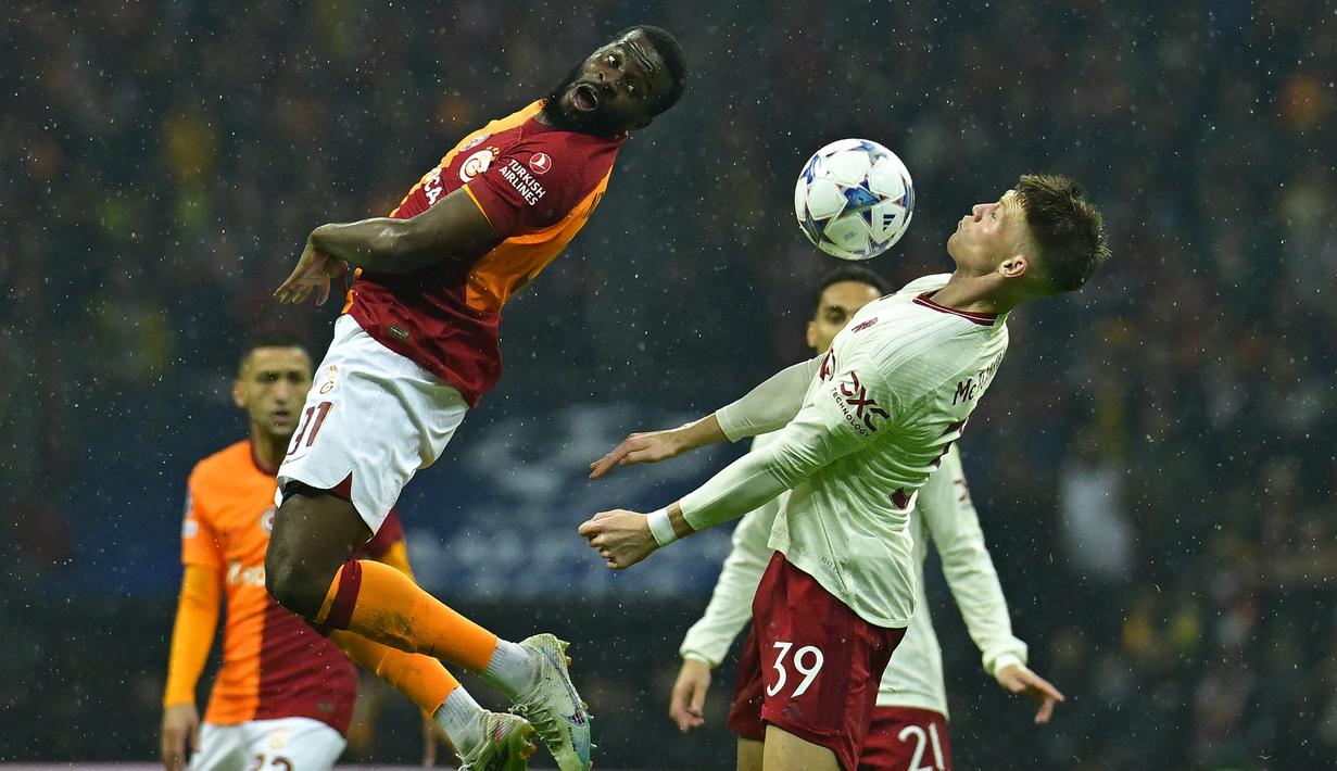 Gelandang asal Prancis, Tanguy Ndombele yang didatangkan Tottenham Hotspur pada awal musim 2019/2020 dari Olympique Lyon dengan nilai transfer 62 juta euro saat ini tengah dipinjamkan bersama Galatasaray selama semusim hingga akhir musim 2023/2024. Sebelumnya ia juga sempat dipinjamkan Spurs ke klub lamanya, Olympique Lyon pada 2021/2022 dan Napoli pada 2022/2023. Bersama Galatasaray ia telah tampil dalam 12 laga di semua ajang kompetisi. (AFP/Yasin Akgul)