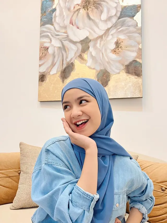 6 Potret Padu Padan Nashwa Zahira Pakai Baju Biru, Penampilan Stylish ala Gen Z