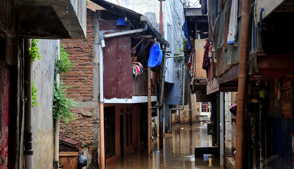Banjir kiriman dari Bogor tersebut merendam 8 RW di Kampung Pulo, Jakarta Timur, Kamis (13/11/2014). (Liputan6.com/Johan Tallo)  