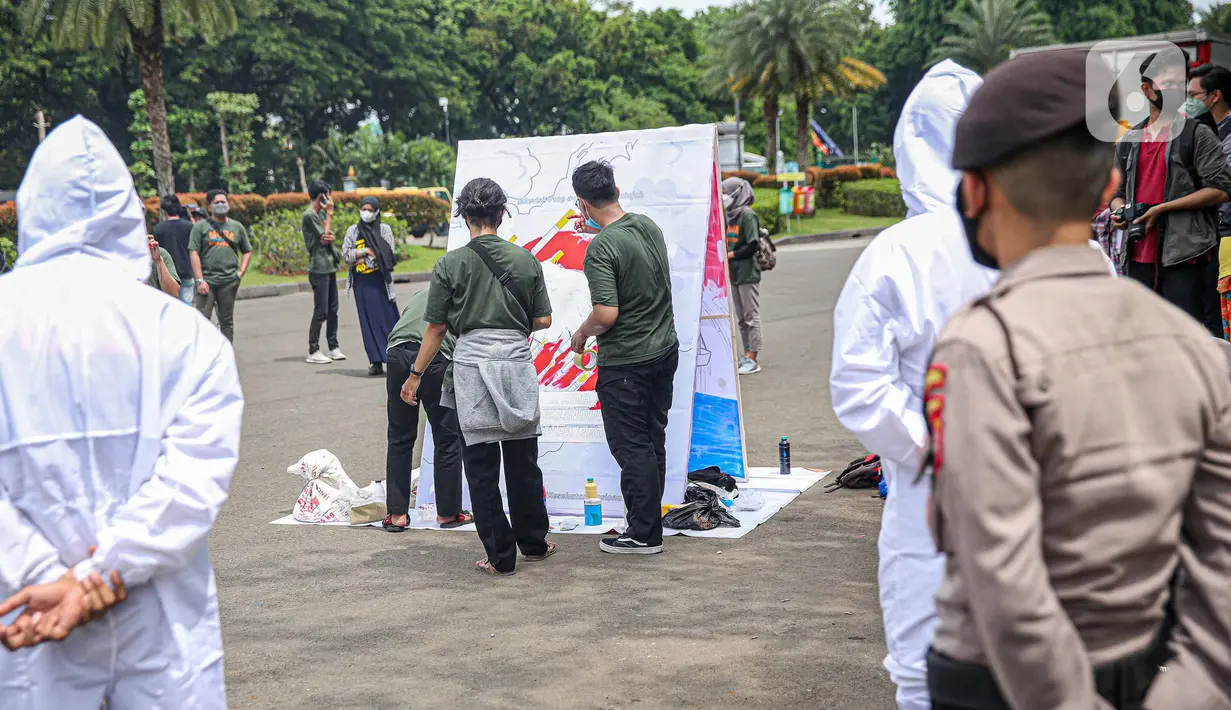 Sejumlah orang yang tergabung dalam KOMPAK menggelar aksi #ParadeMural di Jakarta, Rabu (17/11/2021). Aksi mendesak Presiden untuk mengesahkan Revisi PP 109/2012 tentang pengamanan bahan yang mengandung zat adiktif berupa produk tembakau bagi kesehatan. (Liputan6.com/Faizal Fanani)