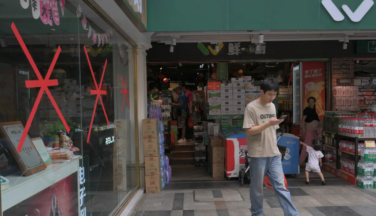 Pemerintah China memerintahkan setidaknya 10 kota untuk menutup sekolah dan bisnis, seiring dengan mendekatnya Topan Super Ragasa ke wilayah selatan negara tersebut. (Adek BERRY/AFP)