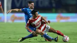 Pemain Persib Bandung, Nick Kuipers (kiri) berebut bola dengan pemain Madura United, Malik Risaldi pada laga leg 1 final Championship Series BRI Liga 1 2023/2024 antara Persib Bandung melawan Madura United di Stadion Si Jalak Harupat, Bandung, Minggu (26/05/2024). (Bola.com/M Iqbal Ichsan)