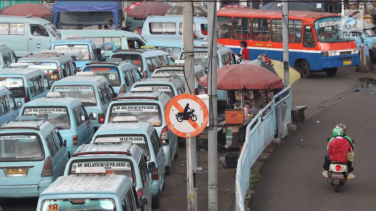Abaikan Rambu, Pemotor Tetap Lewati Jalur Angkot Terminal Kampung Melayu