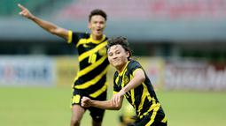 Pemain Malaysia U-19, Muhammad Haikal melakukan selebrasi usai mencetak gol ke gawang Vietnam U-19 pada laga semifinal Piala AFF U-19 2022 di Stadion Patriot Candrabhaga, Bekasi, Rabu (13/7/2022). (Bola.com/M Iqbal Ichsan)