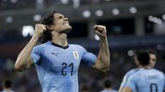 Edinson Cavani merayakan golnya ke gawang Portugal pada laga 16 besar Piala Dunia 2018 di Fisht Stadium, Sochi, Rusia, (30/6/2018). Portugal Kalah 1-2. (AP/Andre Penner)