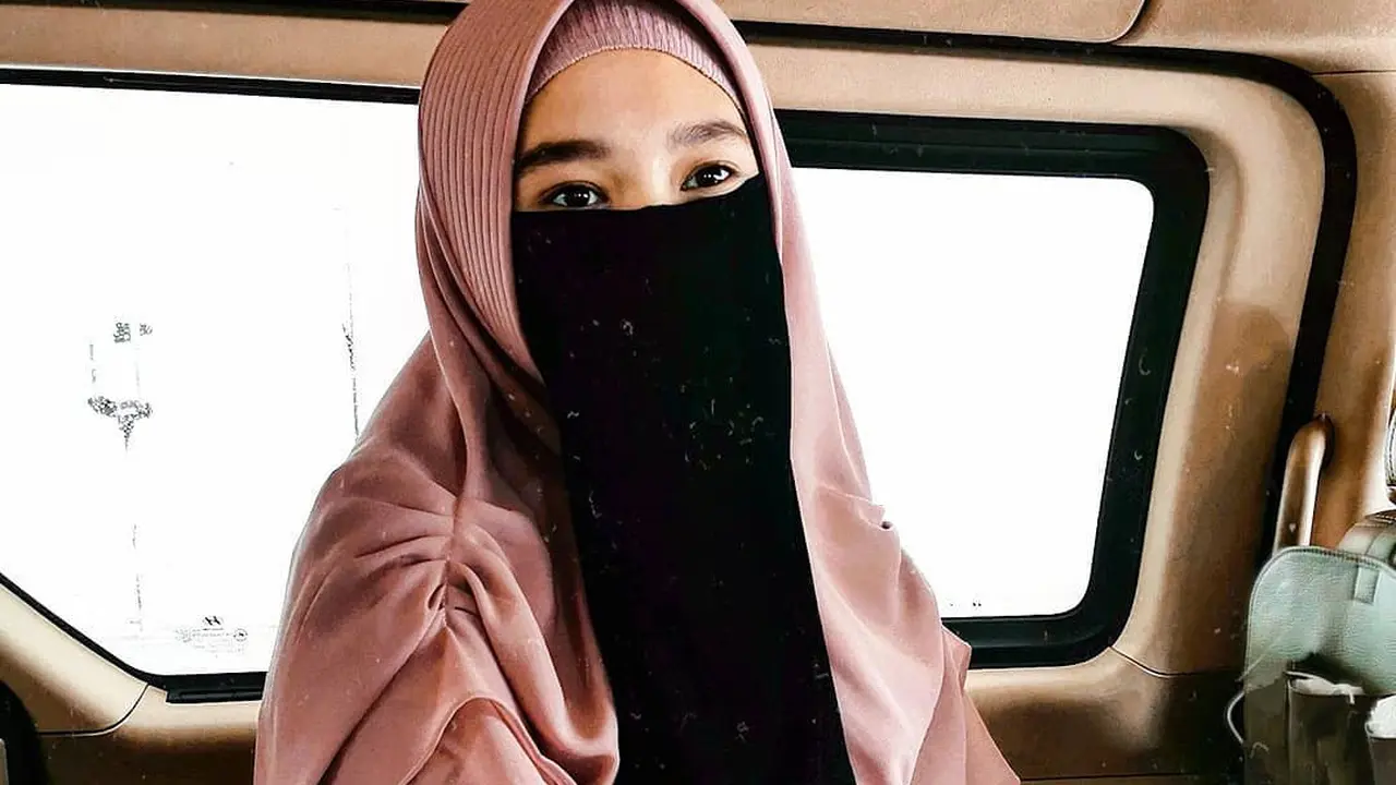 Foto Tanpa Hijab Disebar Kekasih ART, Ini 6 Potret Istri Virgoun Pakai Cadar