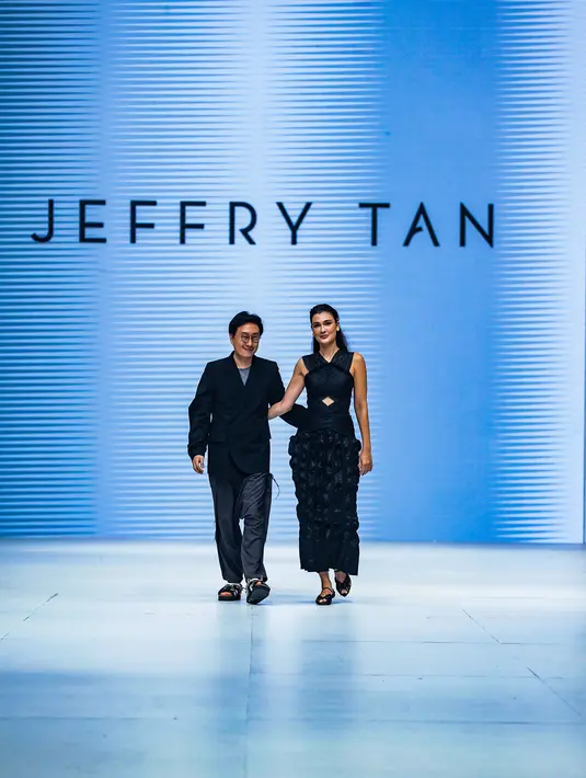 Berjalan mengenakan heels pendek, Luna Maya menampilkan pesona elegannya dengan nuansa serba hitam. [dok. jfw2023]