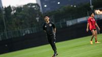 Pelatih Jepang, Hajime Moriyasu saat memimpin latihan perdana menjelang laga putaran ketiga Kualifikasi Piala Dunia 2026 melawan Timnas Indonesia yang berlangsung di Lapangan A, kompleks SUGK, Senayan, Jakarta, Senin (11/11/2024). (Bola.com/Bagaskara Lazuardi)