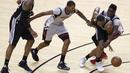 Pebasket Houston Rockets, Trevor Ariza dan Eric Gordon, berusaha menghadang Pebasket San Antonio Spurs, Kawhi Leonard pada Gim 4 Semifinal Wilayah Barat di Stadion AT&T Center, Minggu (7/5/2017). Houston Rockets menang 125-104. (EPA/Larry W Smith).