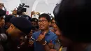 Wartawan Reuters Wa Lone dengan tangan di borgol tiba untuk menjalani sidang di Yangon (10/1). Menurut hakim, Wa Lone dan Kyaw Soe Oo akan dihukum selama 14 tahun jika terbukti bersalah. (AFP Photo/Ye Aung Thu)