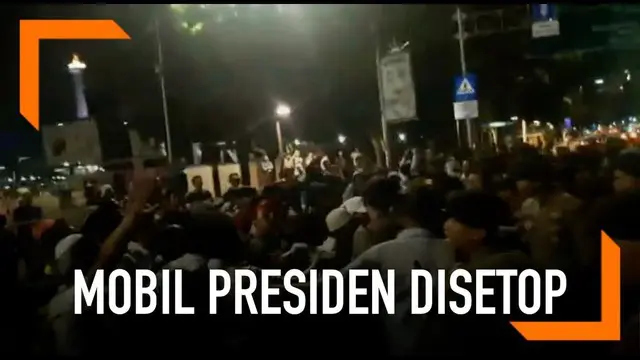 Beberapa demonstran coba menghentikan mobil Presiden Jokowi di sekitar istana. Beruntung, Jokowi bersedia berhenti dan berdialog.