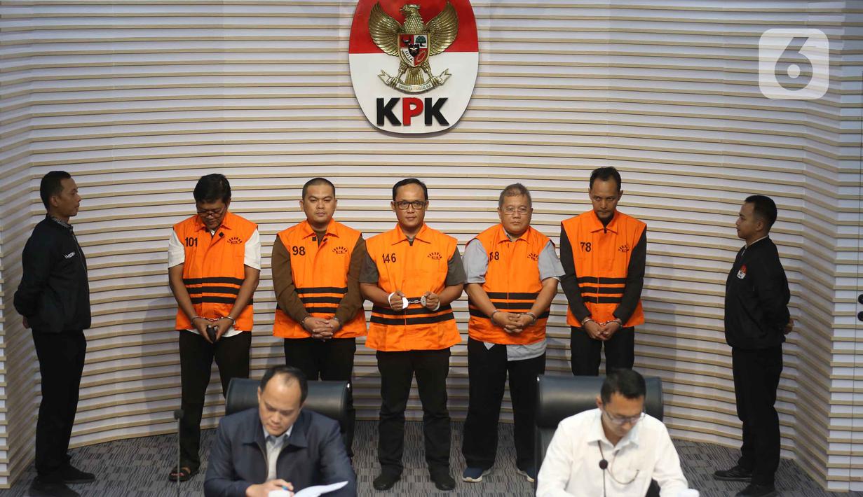 Ardito Wijaya diduga telah menerima komisi atau fee Rp 5,75 miliar. Tampak dalam foto, Bupati Lampung Tengah, Ardito Wijaya (tengah belakang) saat dihadirkan pada rilis penetapan status tersangka sekaligus penahanan di Gedung Merah Putih Komisi Pemberantasan Korupsi (KPK), Jakarta, Kamis (11/12/2025). (Liputan6.com/Helmi Fithriansyah)