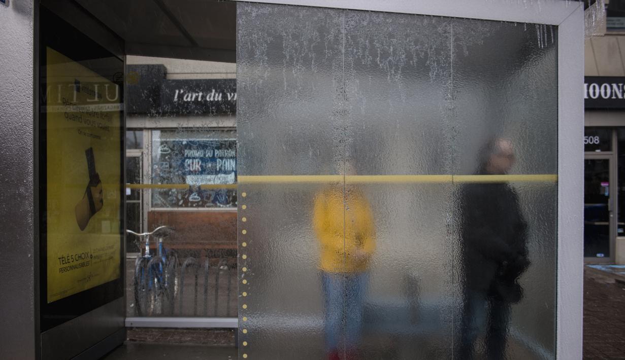 Hujan deras yang membekukan mematikan listrik pada hari Rabu saat badai musim semi turun di Quebec. (AFP/Andrej Ivanov)