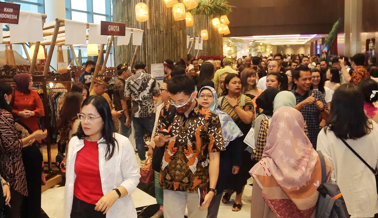 Cultural Fair juga dapat dinikmati para penonton selain menikmati seni pertunjukan di panggung utama. Pengunjung dapat berkunjung ke festival UMKM dari 48 UMKM binaan BCA Bangga Lokal dan iForte, serta 3 Desa binaan Bakti BCA.[Foto: Bambang E Ros/Fimela.com]