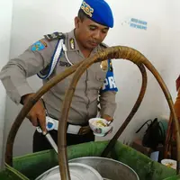 Seorang polisi membagikan soto gratis kepada masyarakat setiap hari Jumat. | Sumber Foto: ASYHAR/JATENGPOS