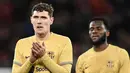 Bek Barcelona, Andreas Christensen bereaksi usai bertanding melawan Manchester United pada pertandingan leg kedua playoff Liga Europa stadion Old Trafford di Manchester, Inggris, Jumat (24/2/2023). Barcelona kalah dari Manchester dengan skor 2-1. (AFP/Oli Scarff)