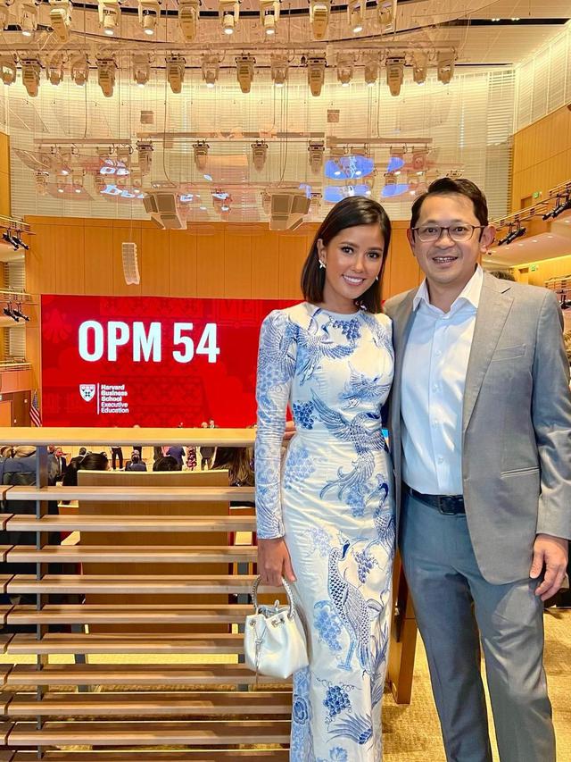 7 Potret Mesra Titi Radjo Padmaja dan Suami yang Jarang Tersorot