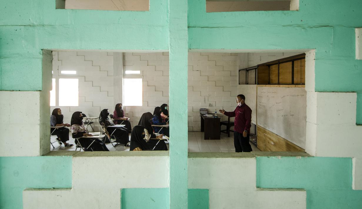 Guru mengajar siswa SMA saat pembelajaran tatap muka di Sekolah Islam Ibnu Aqil Ibnu Sina, Soreang, Bandung, Jawa Barat, Rabu (5/8/2020). Indonesia akan mengizinkan sekolah di zona hijau COVID-19 melakukan pembelajaran tatap muka di bawah protokol kesehatan yang ketat. (Xinhua/Septianjar)