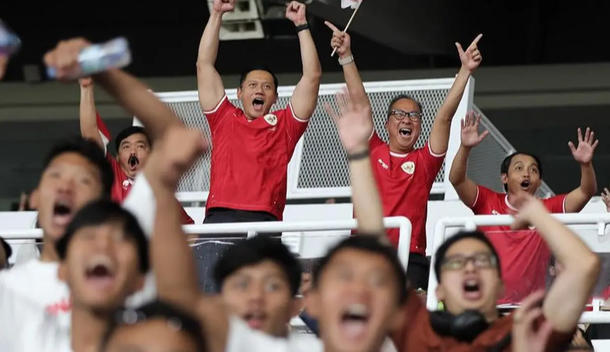 Saat mengangkat tangan atas ekspresi kegembiraan, otot lengan AHY pun terekspos. Tampak otot lengan AHY cukup terlihat besar yang membuat tampilannya semakin macho. [@agusyudhoyono]