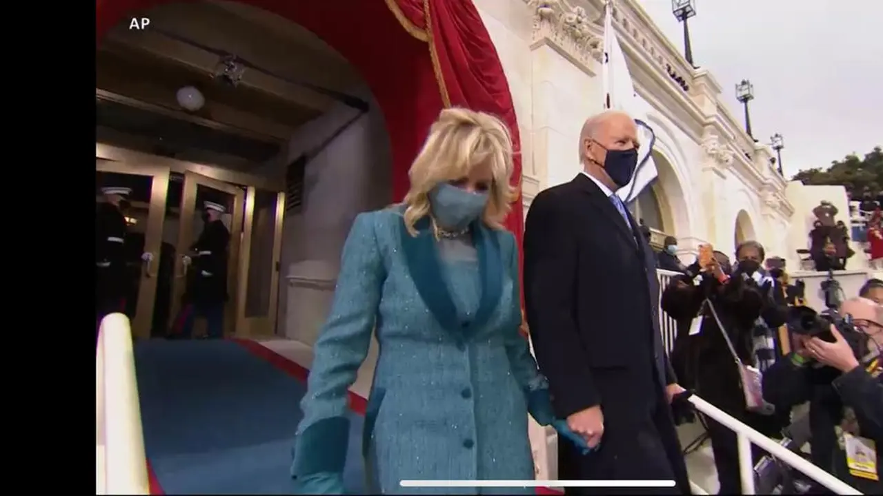 Joe Biden dan istri, Jill Biden bersiap masuk ke area pelantikan dan pengambilan sumpah jabatan di Gedung Capitol Hill, AS. (Live Streaming VOA)
