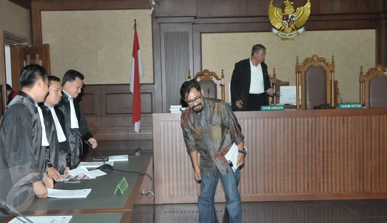 Andi Zulkarnain Mallarangeng alias Choel Mallarangeng (AZM) usai menjalani sidang perdana sebagai terdakwa untuk kasus Hambalang di pengadilan Tipikor, Jakarta, Senin (10/4). (Liputan6.com/Helmi Afandi)