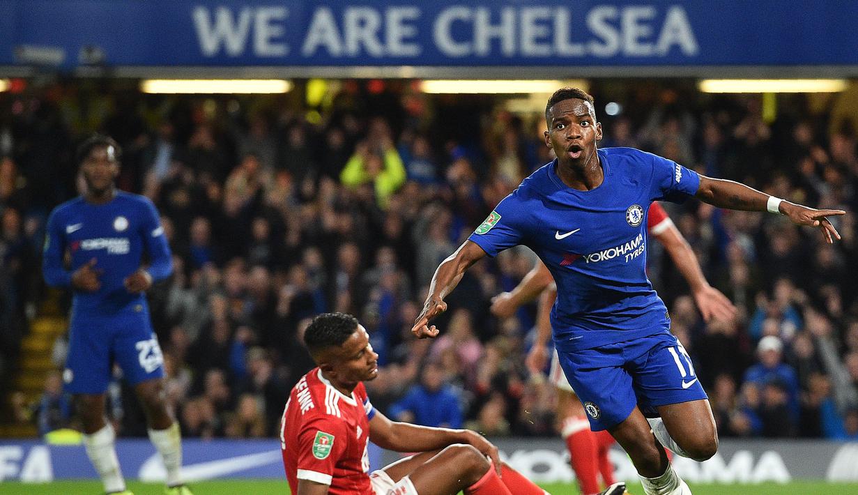 Gelandang Chelsea, Charly Musonda, merayakan gol yang dicetaknya ke gawang Nottingham Forest pada laga Piala Liga di Stadion Stamford Bridge, London, Rabu (20/9/2017). Chelsea menang 5-1 atas Forest. (AFP/Glyn Kirk)