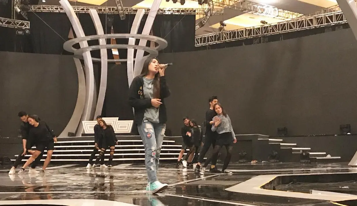 Dalam kesehariannya, Via Vallen memang cukup sering berpenampilan kasual dengan ripped jenasnya. Seperti saat di atas panggung ini, gayanya sangat simple dan terlihat nyaman dikenakannya. (Instagram/viavallen)