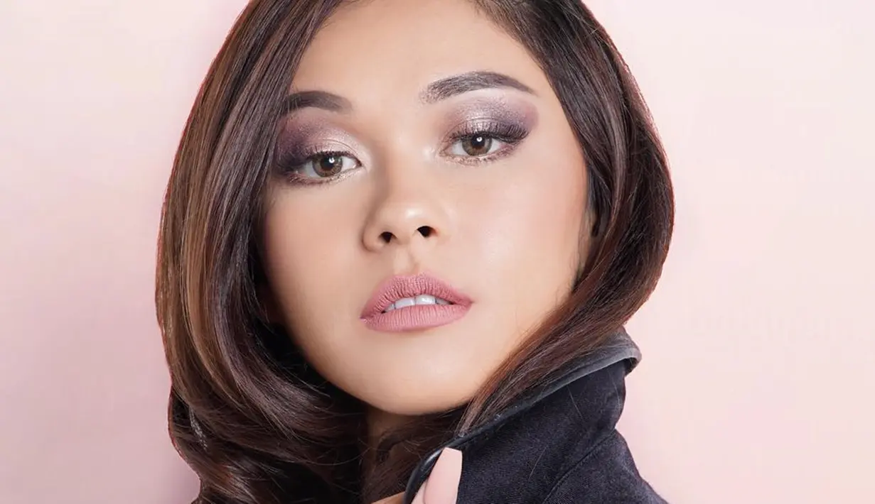 Berparas cantik alami, tak heran Nana Mirdad punya pesona khas tersendiri. Apalagi saat mengenakan makeup tebal istri Andrew White itu tampil menawan. Kali ini, ia tampak elegan dan memesona dengan menonjolkan makeup bagian mata. (Liputan6.com/IG/@nanamirdad_)