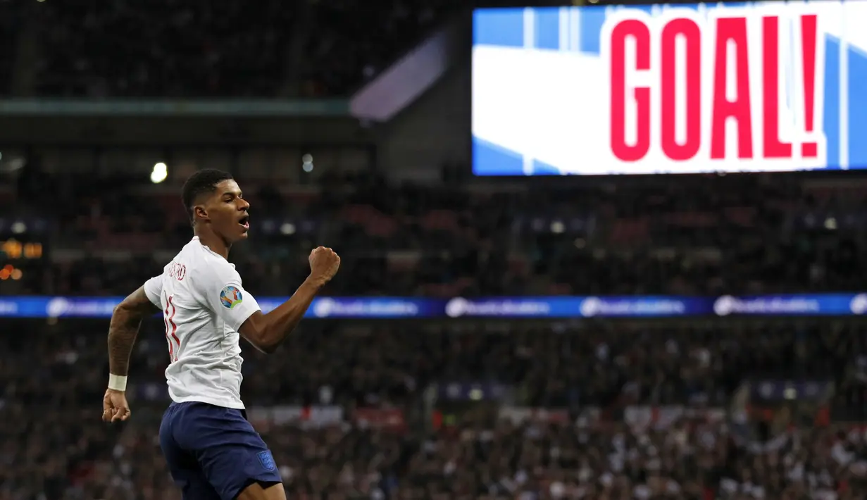 Striker Inggris Marcus Rashford berselebrasi usai mencetak gol ke gawang Montenegro pada pertandingan Grup A Kualifikasi Piala Eropa 2020 di Stadion Wembley di London (14/11/2019). Inggris menang telak 7-0 atas Montenegro. (AFP/Adrian Dennis)
