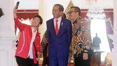 Pebulutangkis, Liliyana Natsir berswafoto dengan Presiden Joko Widodo dan Menpora Imam Nahrawi di Istana Merdeka, Jakarta, Selasa (29/1). Liliyana, yang telah memutuskan pensiun sebagai atlet bulu tangkis, berpamitan kepada Jokowi. (Liputan6.com/HO/Ran)