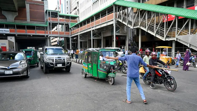 Tidak ada polisi lalu lintas di jalan-jalan Dhaka